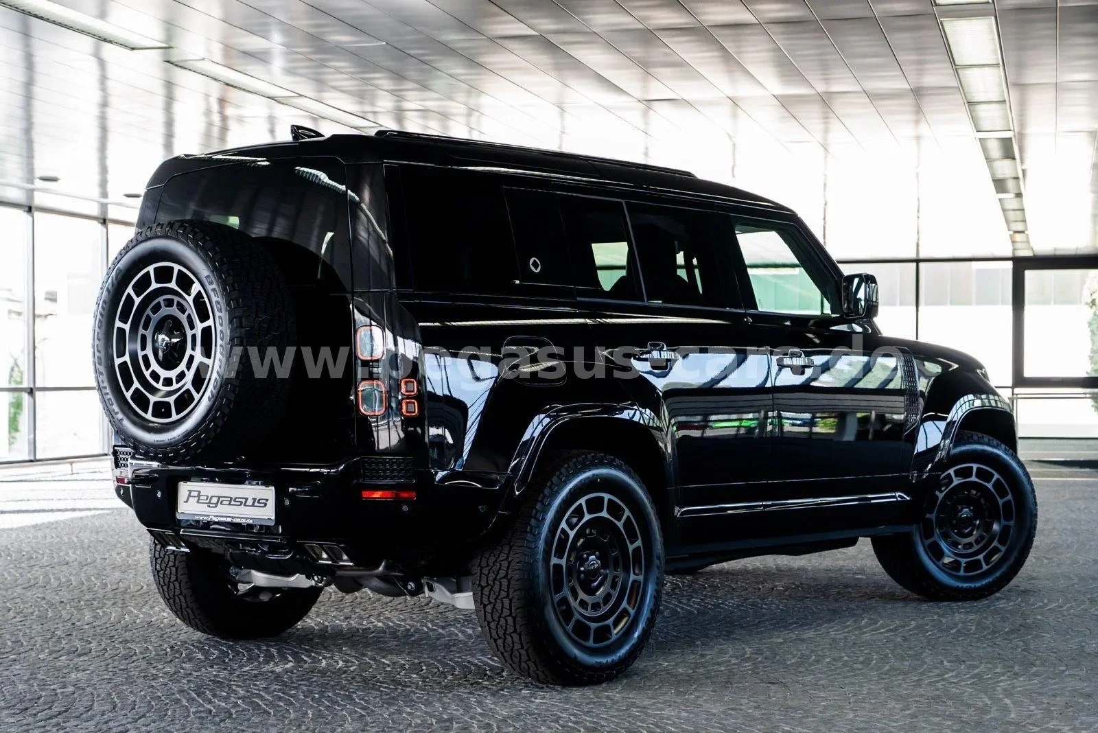 2026 Land Rover Defender OCTA Black, 17/30