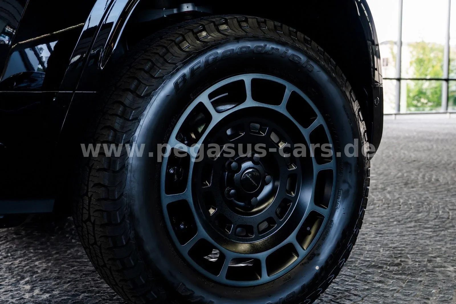 2026 Land Rover Defender OCTA Black, 18/30