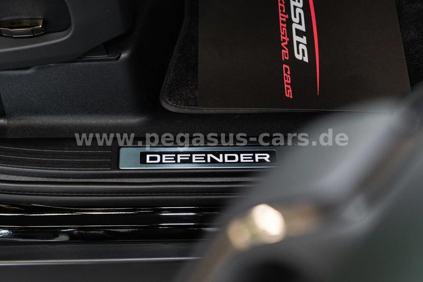 2026 Land Rover Defender OCTA Black, 21/30
