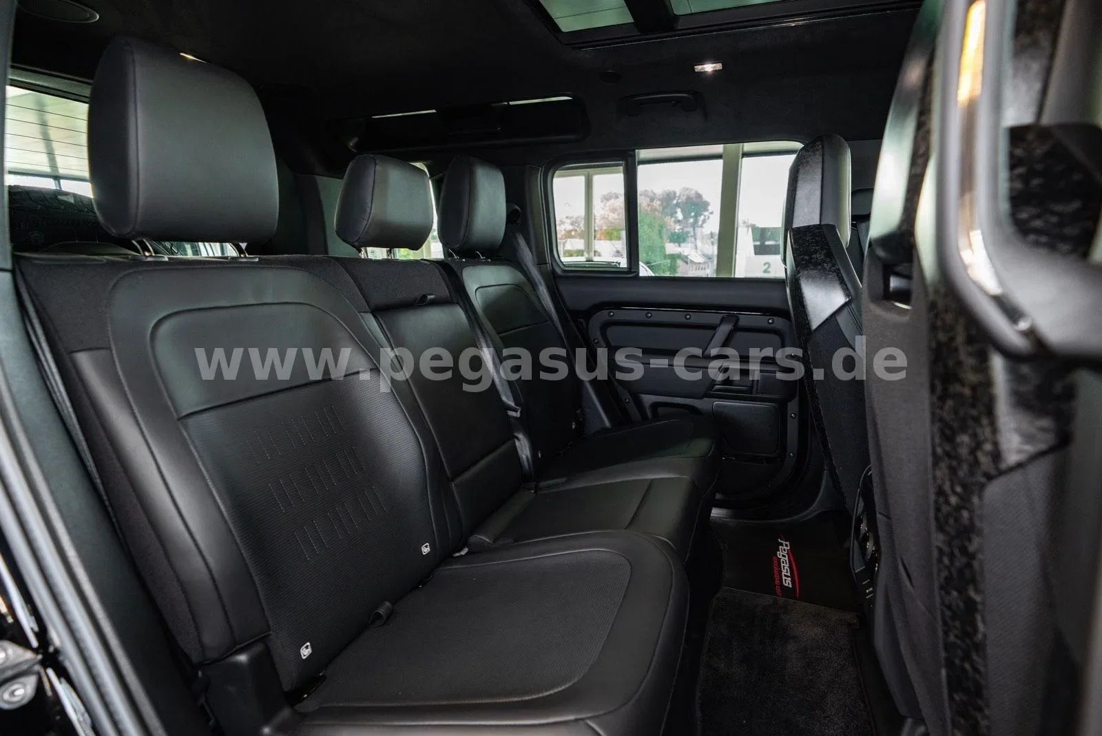 2026 Land Rover Defender OCTA Black, 22/30