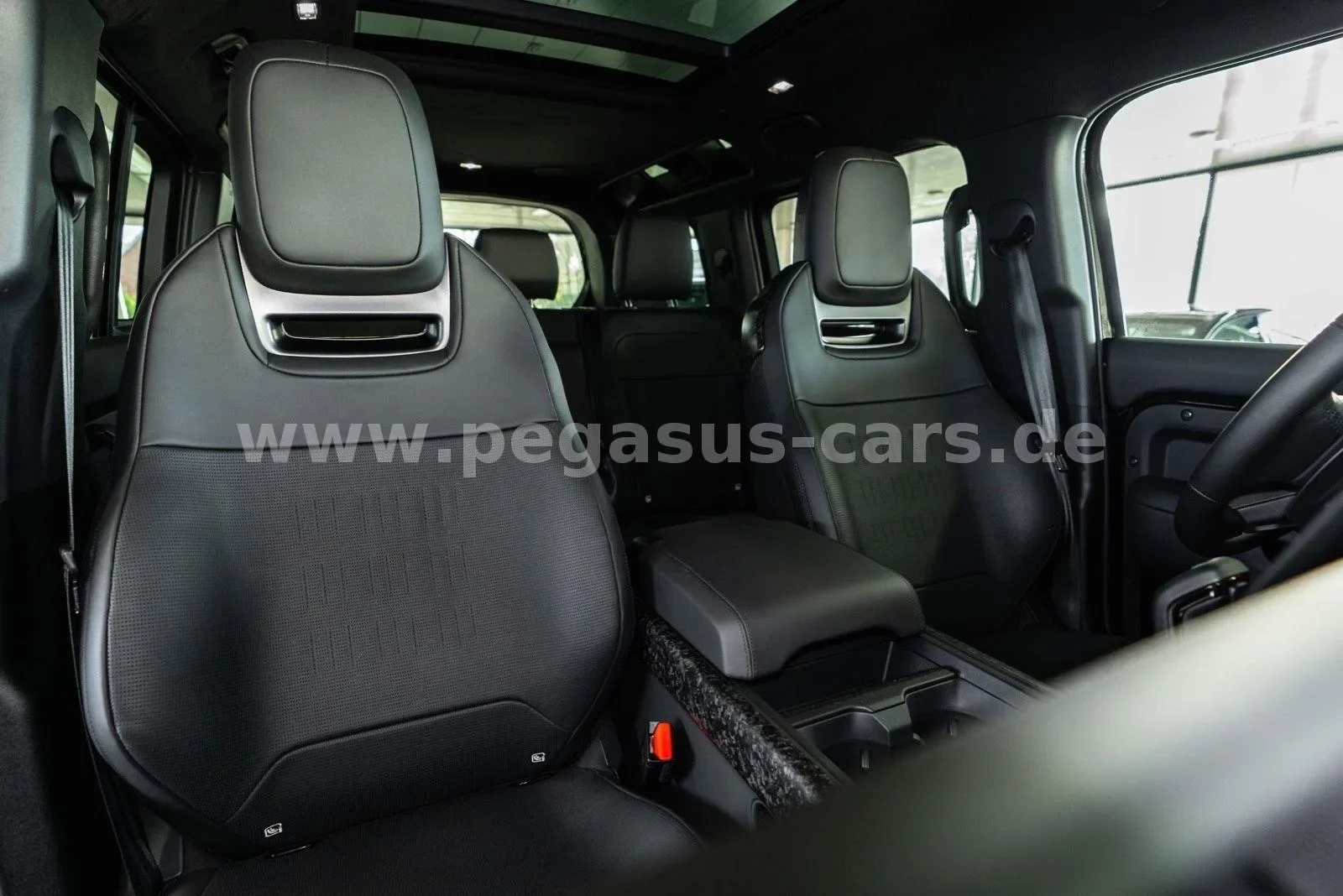 2026 Land Rover Defender OCTA Black, 23/30