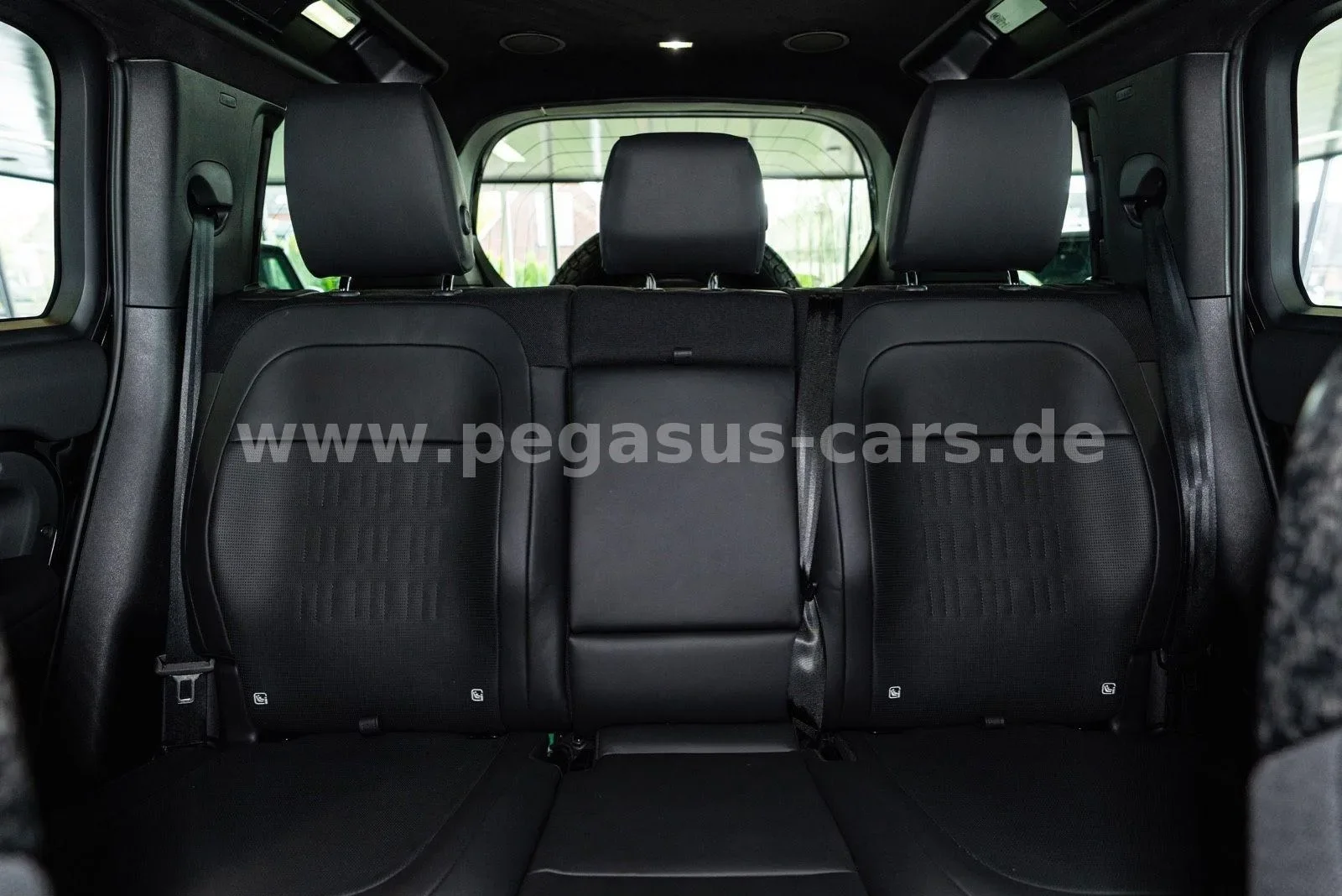 2026 Land Rover Defender OCTA Black, 24/30