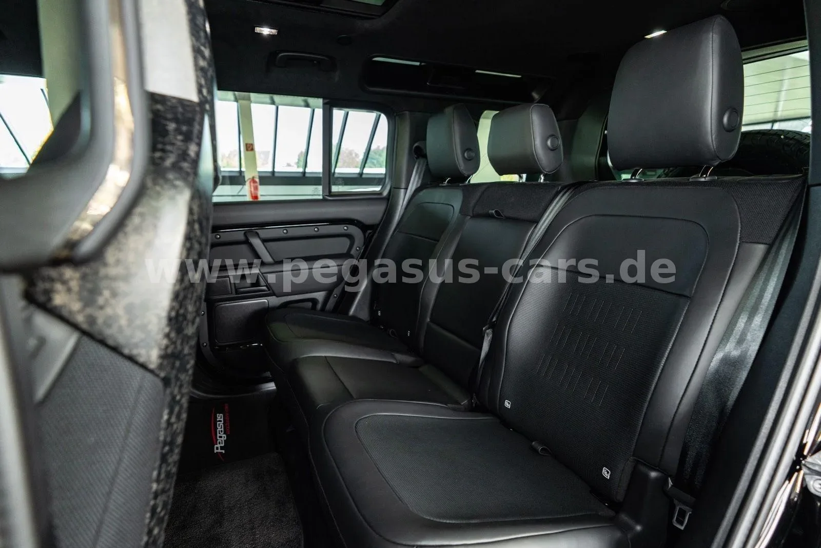 2026 Land Rover Defender OCTA Black, 25/30