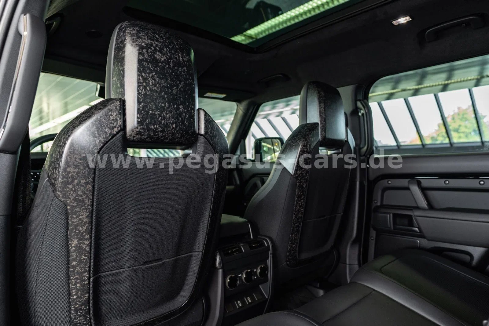 2026 Land Rover Defender OCTA Black, 26/30