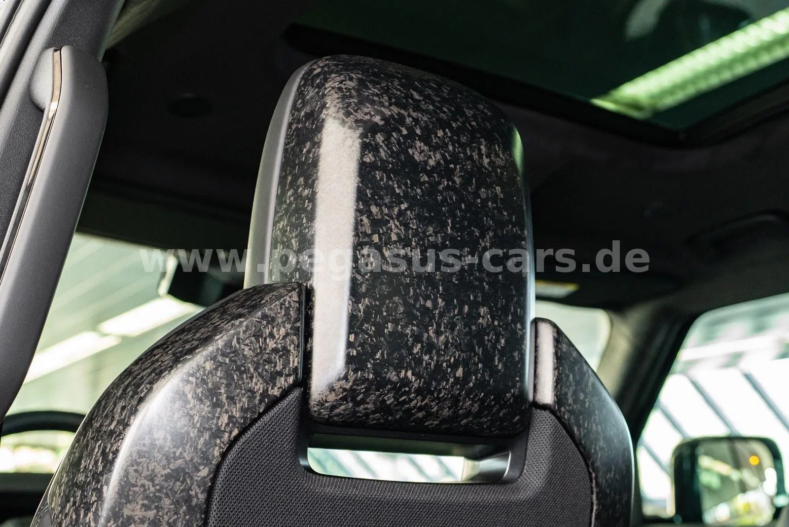 2026 Land Rover Defender OCTA Black, 27/30