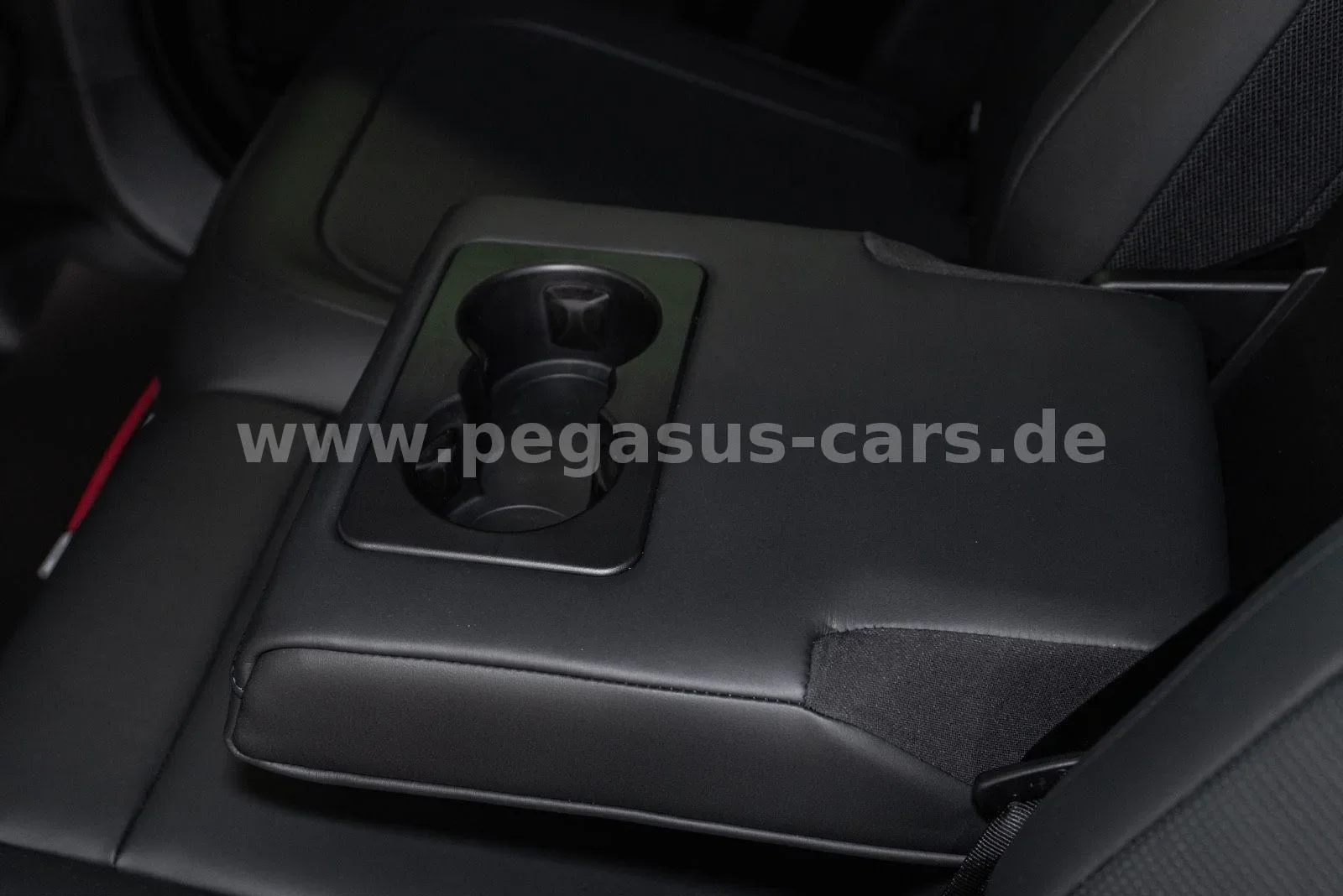2026 Land Rover Defender OCTA Black, 28/30