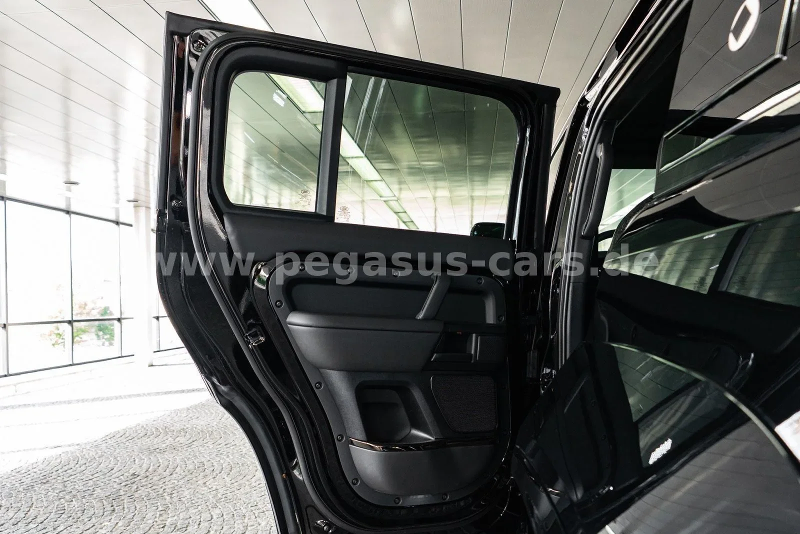 2026 Land Rover Defender OCTA Black, 29/30