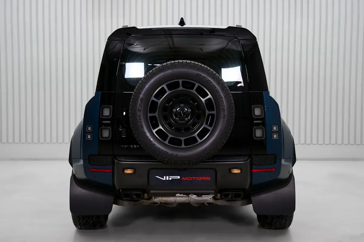 2026 Land Rover Defender OCTA, 4/11
