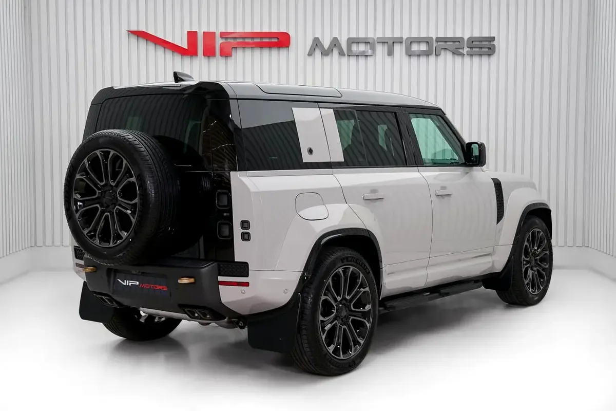 2026 Land Rover Defender OCTA, 4/12