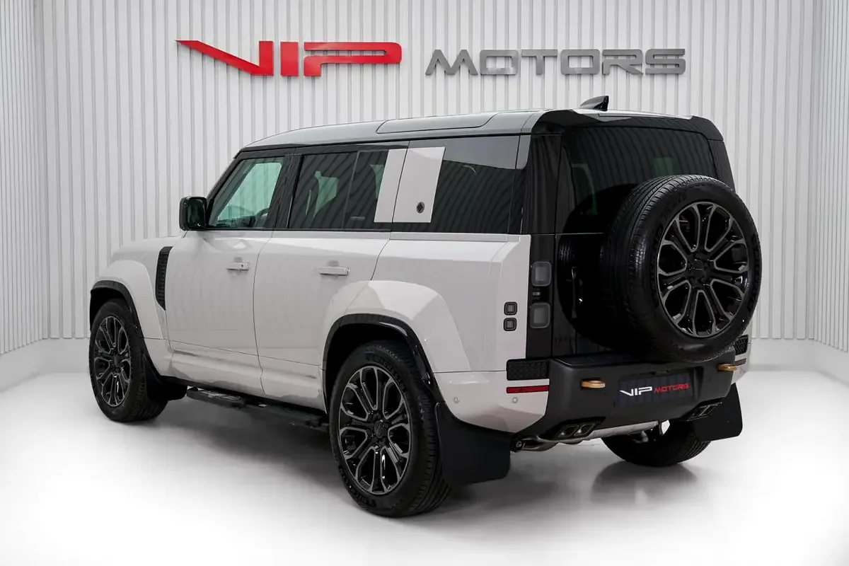 2026 Land Rover Defender OCTA, 6/12