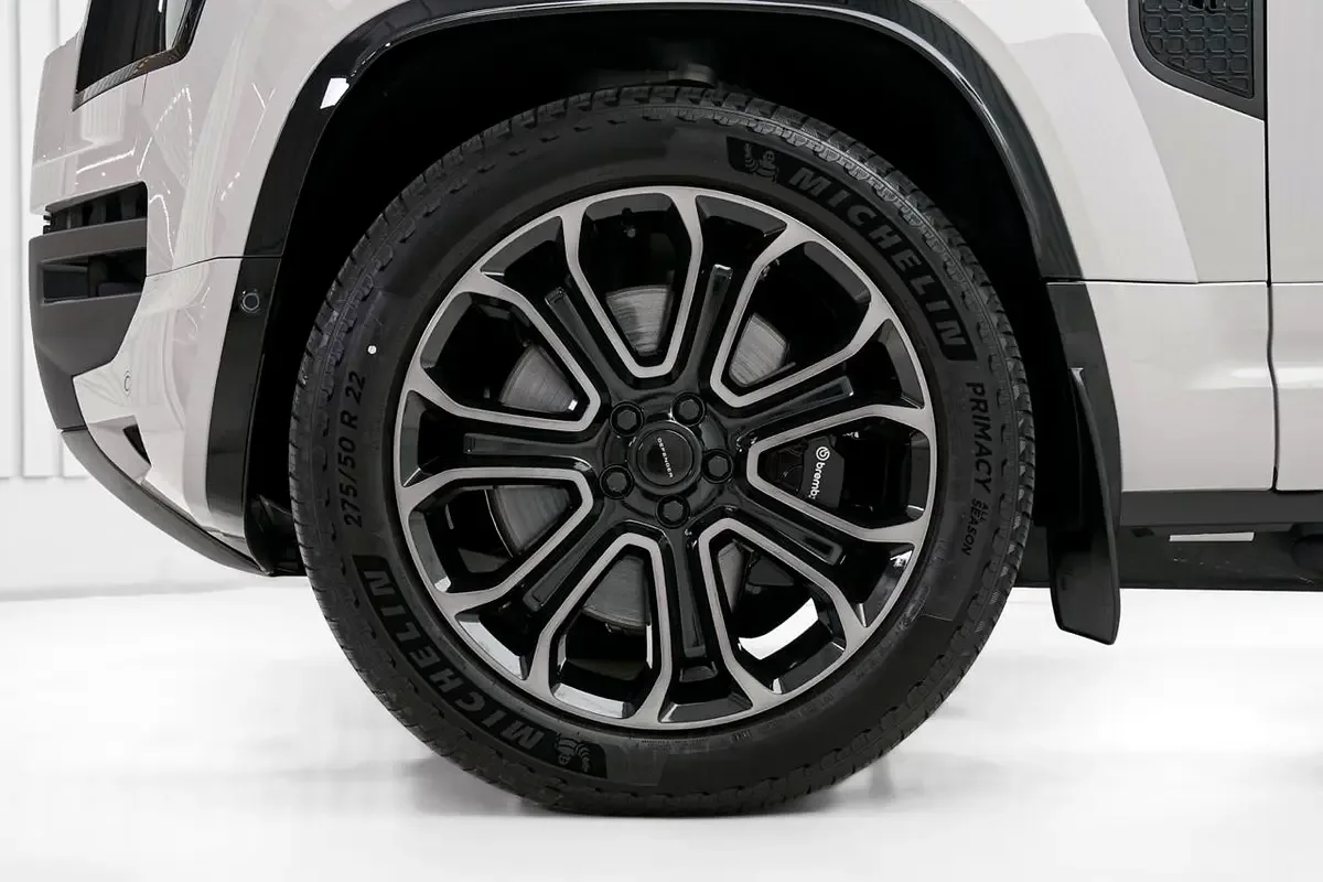 2026 Land Rover Defender OCTA, 8/12