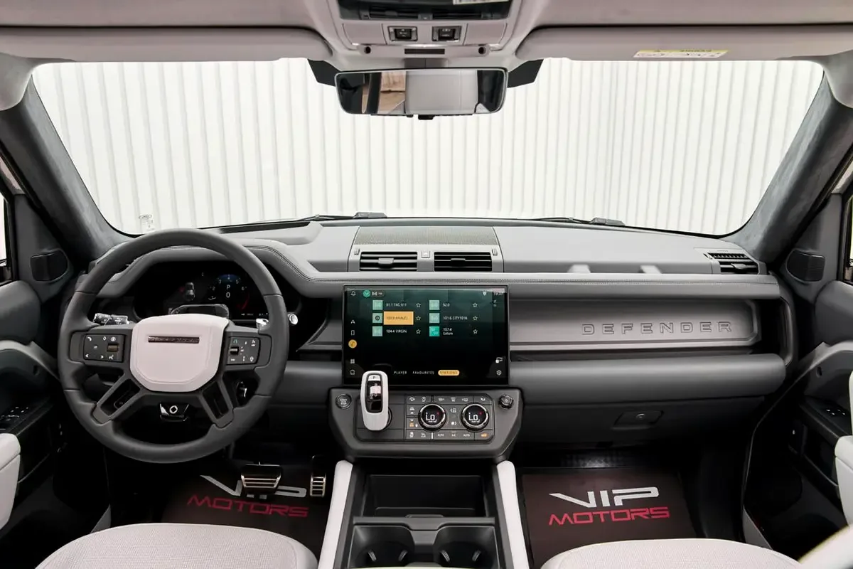2026 Land Rover Defender OCTA, 11/12