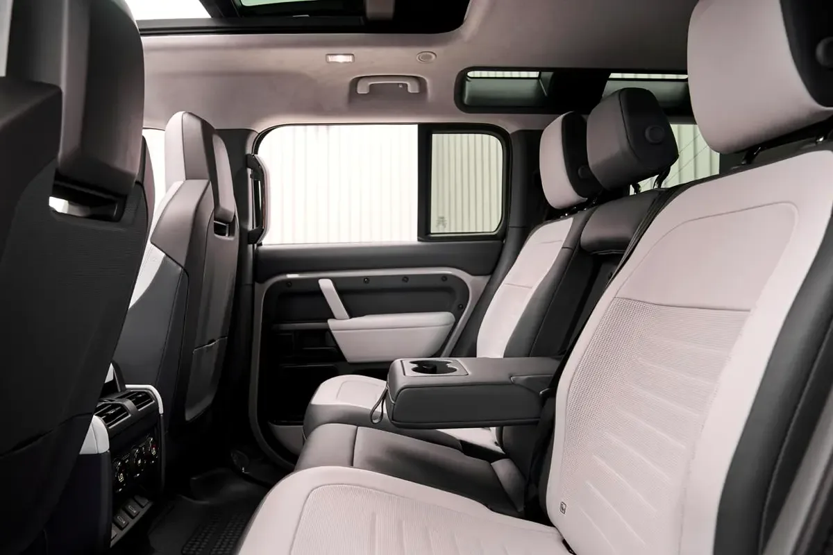 2026 Land Rover Defender OCTA, 12/12