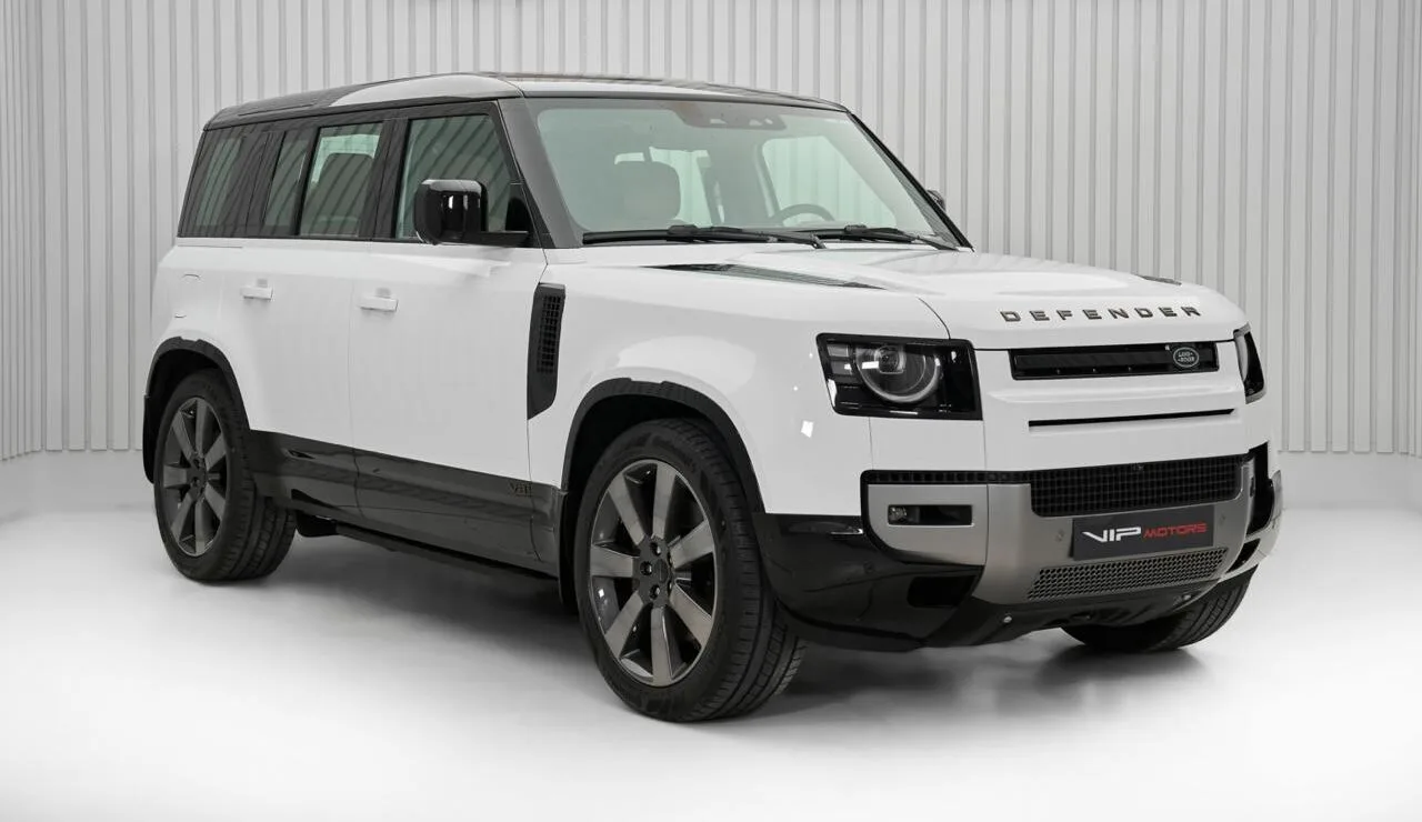 2026 Land Rover Defender V8 P525 proposée par un concessionnaire spécialisé à Dubai, Émirats arabes unis, photo principale