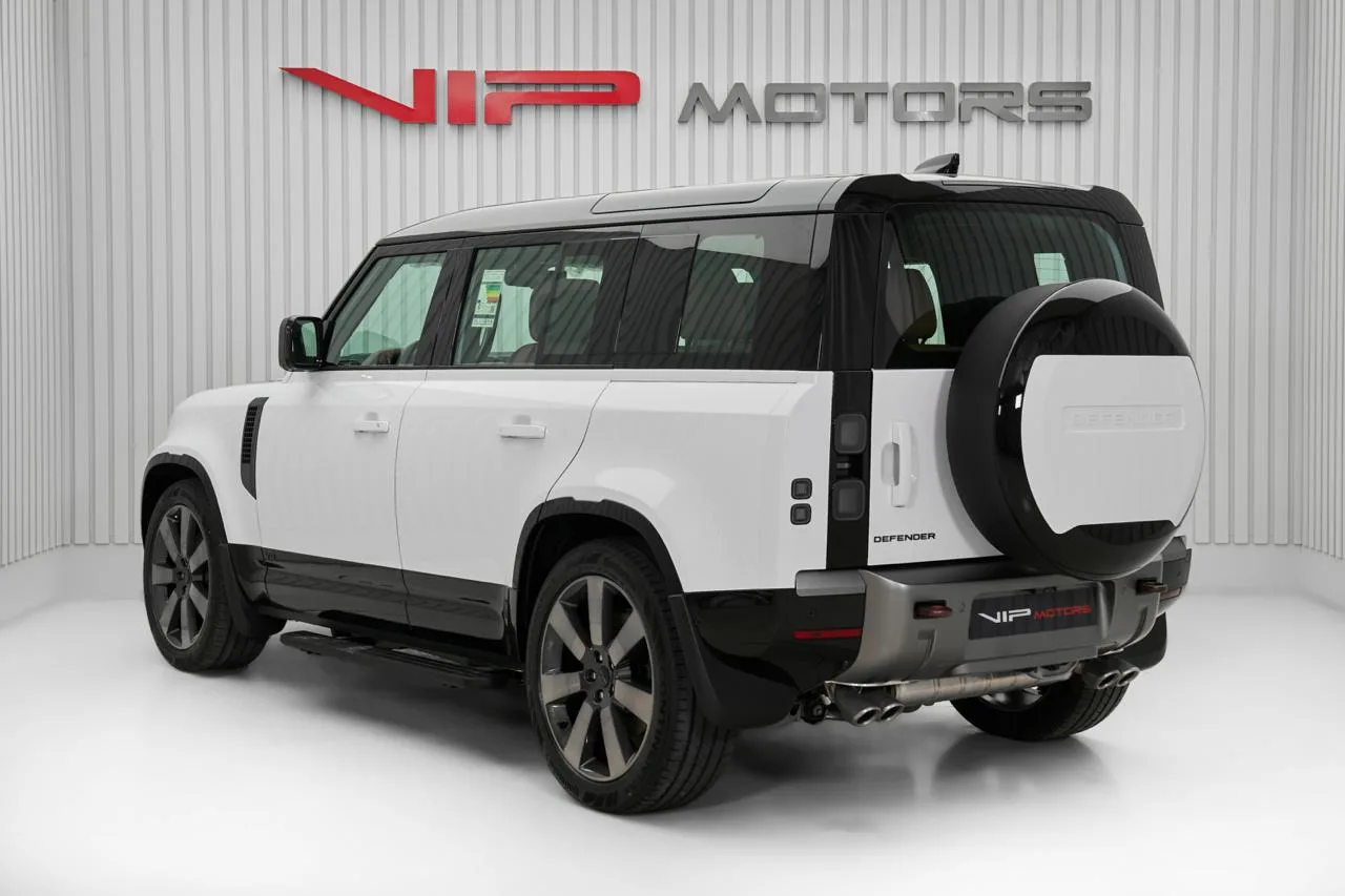 2026 Land Rover Defender V8 P525 offered by a specialist dealer in Dubai, United Arab Emirates, photo 6 of 10