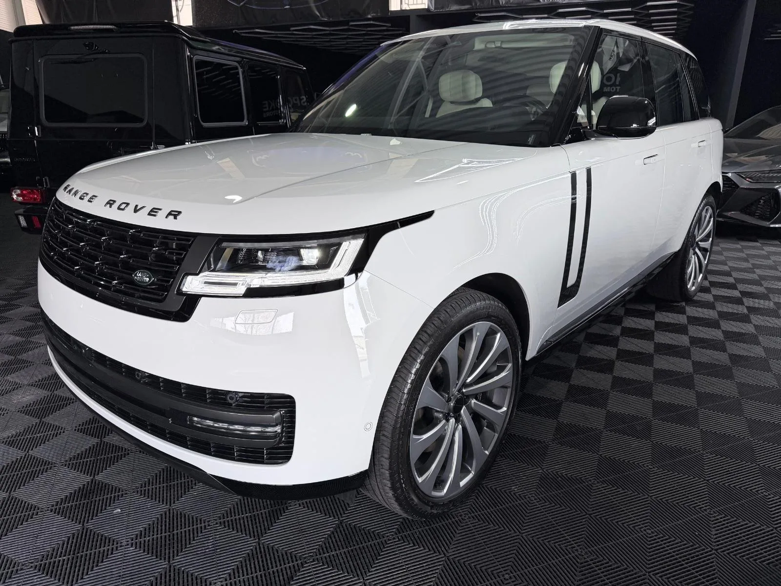2026 Land Rover Range Rover Autobiography proposée par un concessionnaire spécialisé à Bratislava, Slovaquie, photo principale