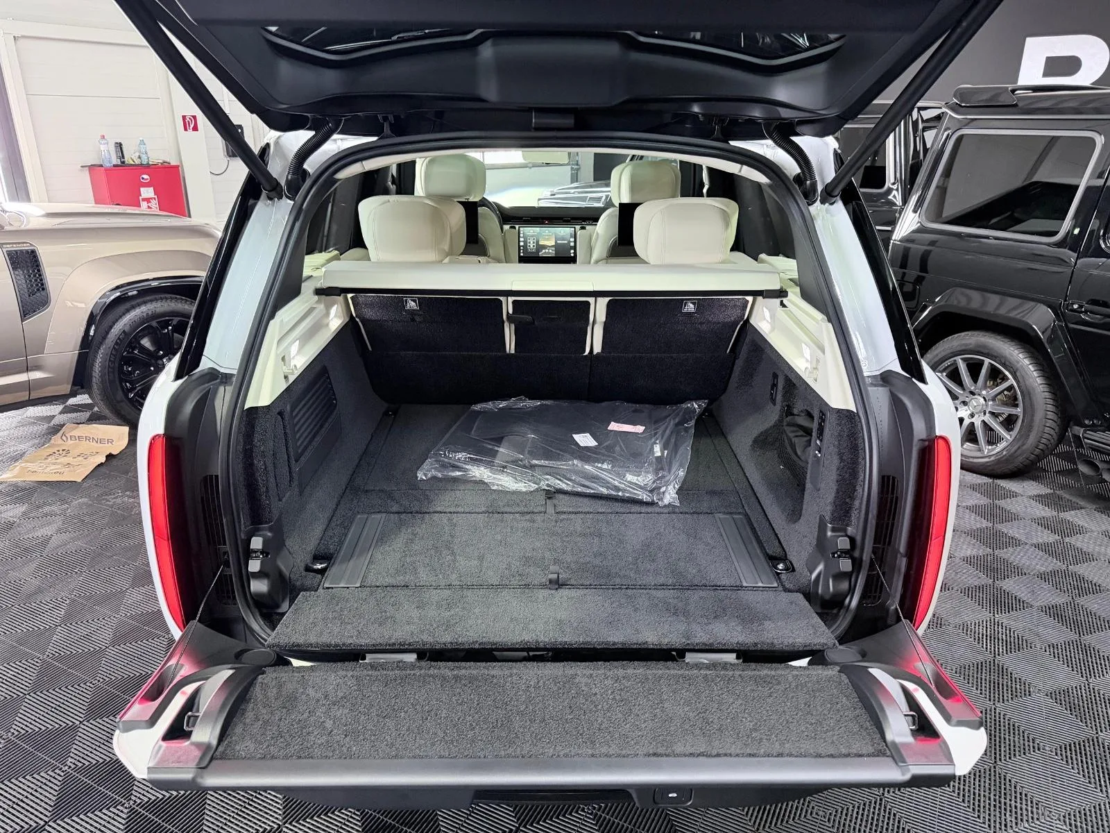 2026 Land Rover Range Rover Autobiography, 23/30