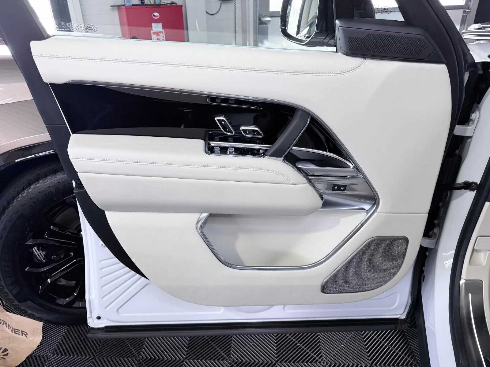2026 Land Rover Range Rover Autobiography, 25/30