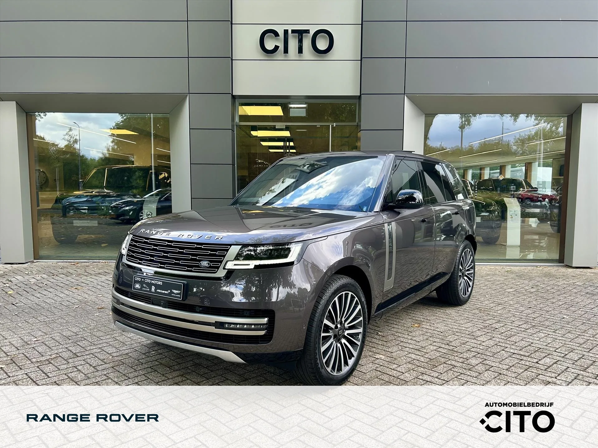 2026 Land Rover Range Rover proposée par un concessionnaire spécialisé à Eindhoven, Pays-Bas, photo principale