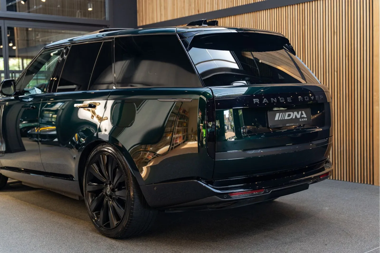 2026 Land Rover Range Rover P550e Autobiography, 2/30