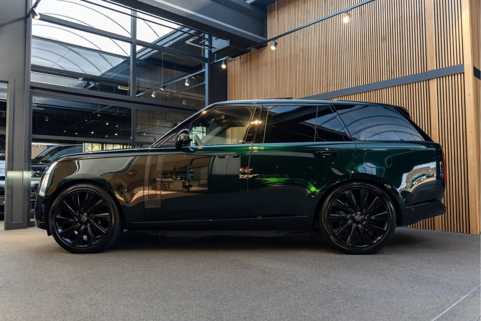 2026 Land Rover Range Rover P550e Autobiography, 3/30