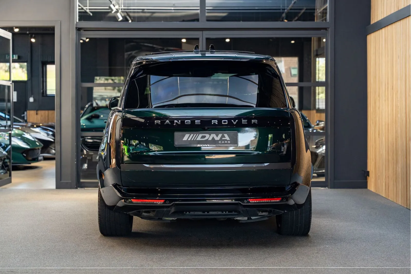 2026 Land Rover Range Rover P550e Autobiography, 4/30