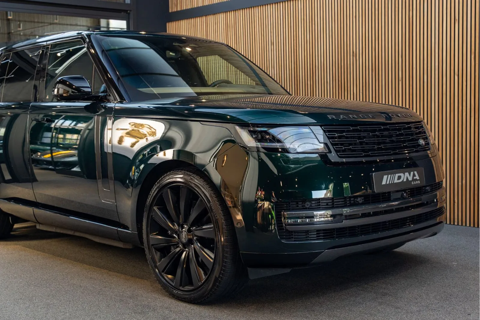 2026 Land Rover Range Rover P550e Autobiography, 5/30