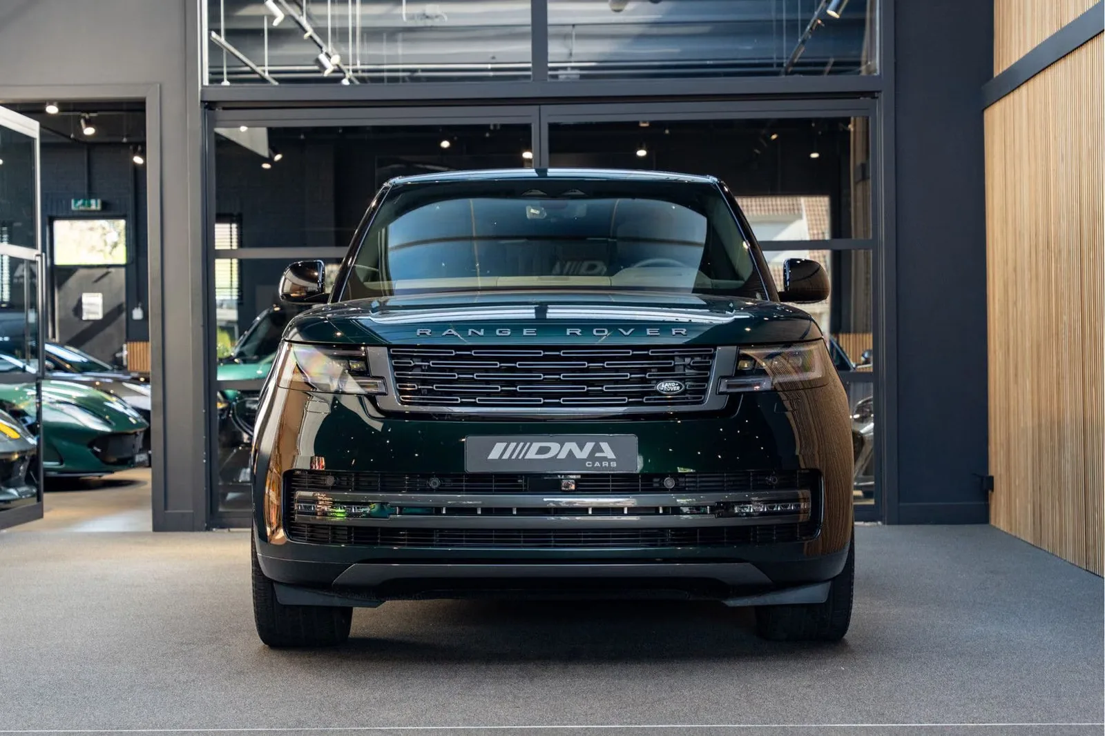 2026 Land Rover Range Rover P550e Autobiography, 8/30