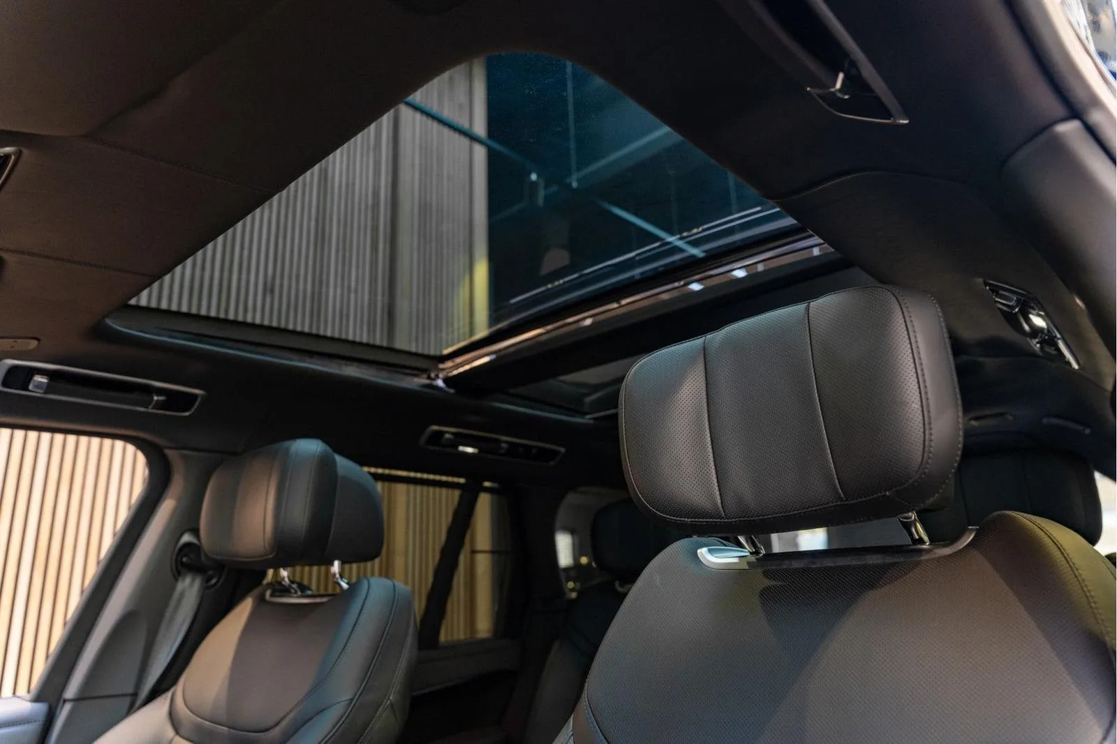 2026 Land Rover Range Rover P550e Autobiography, 19/30