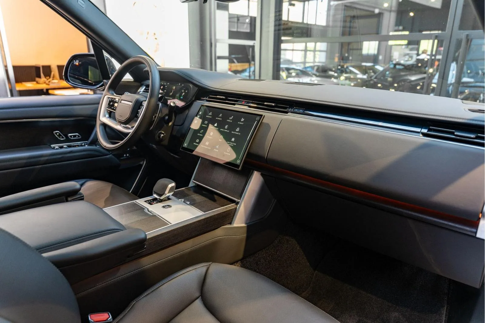 2026 Land Rover Range Rover P550e Autobiography, 25/30