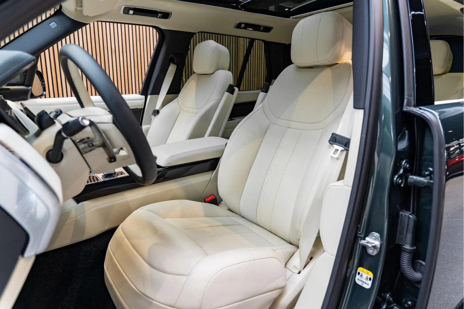 2026 Land Rover Range Rover P460e HSE, 9/30