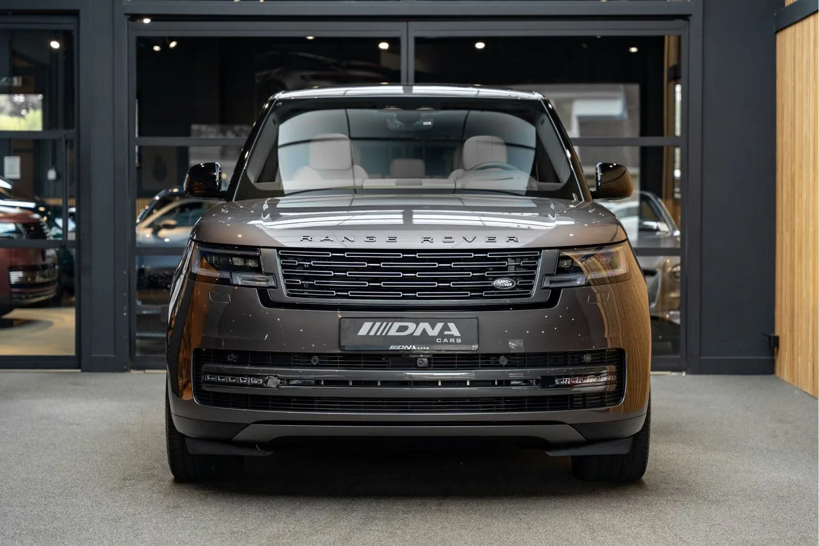 2026 Land Rover Range Rover P460e HSE, 2/30