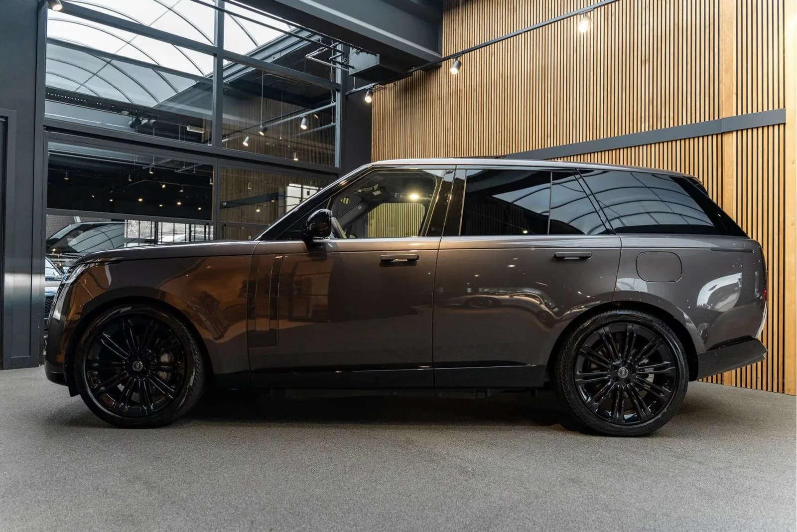 2026 Land Rover Range Rover P460e HSE, 3/30