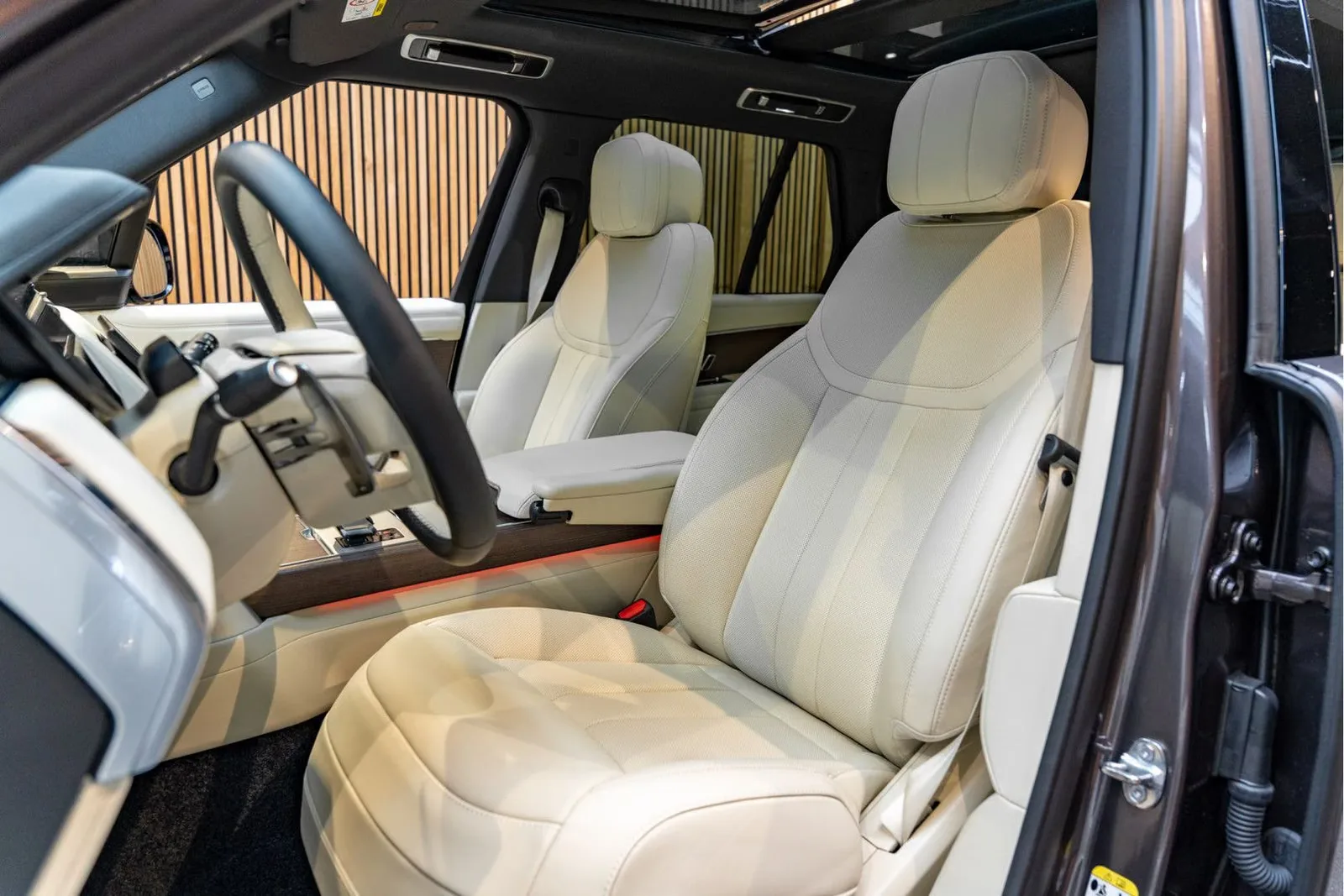 2026 Land Rover Range Rover P460e HSE, 9/30
