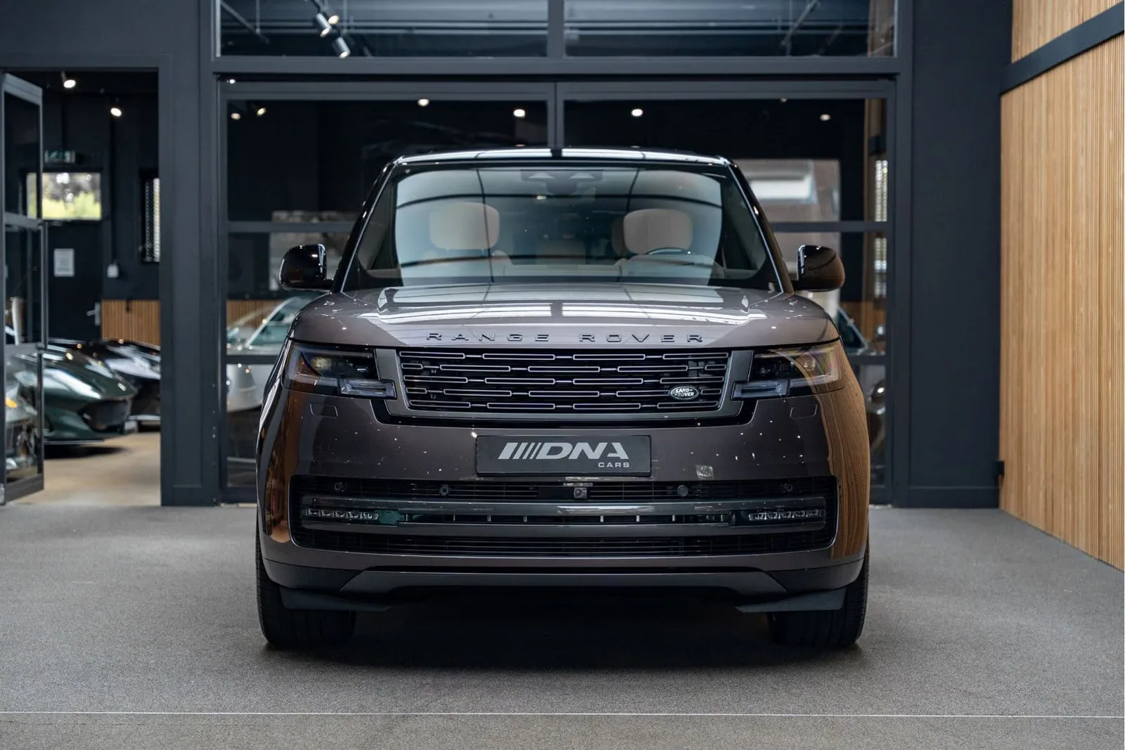 2026 Land Rover Range Rover P460e Autobiography LWB, 2/30