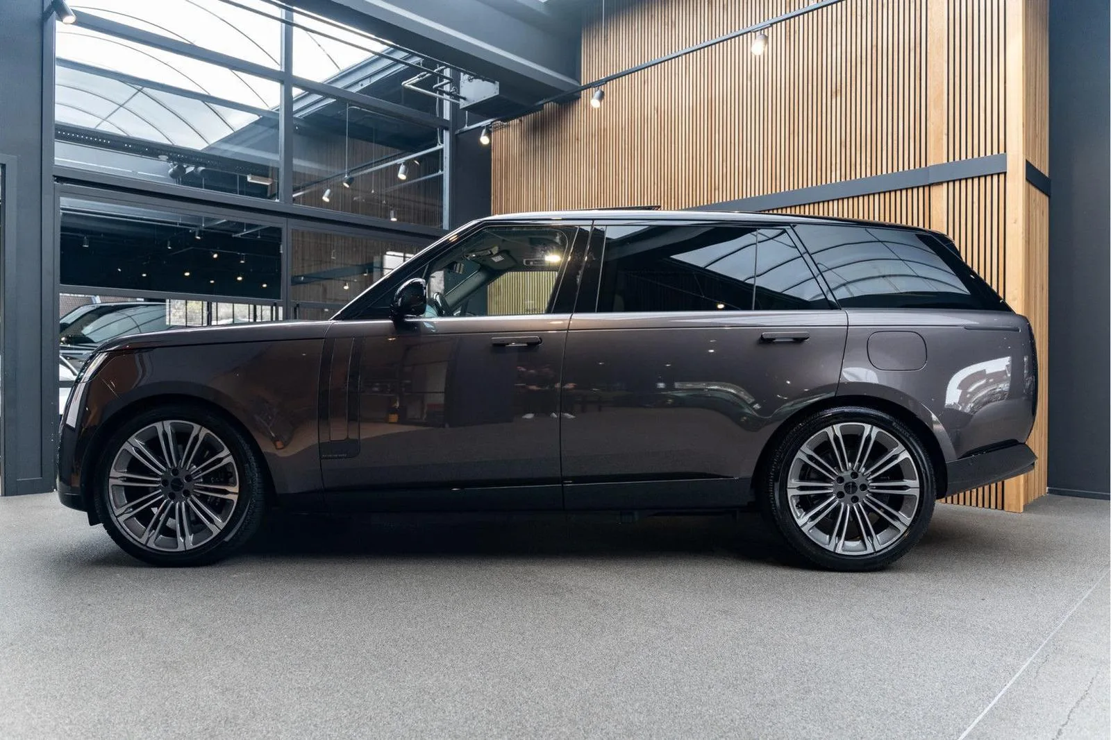 2026 Land Rover Range Rover P460e Autobiography LWB, 3/30