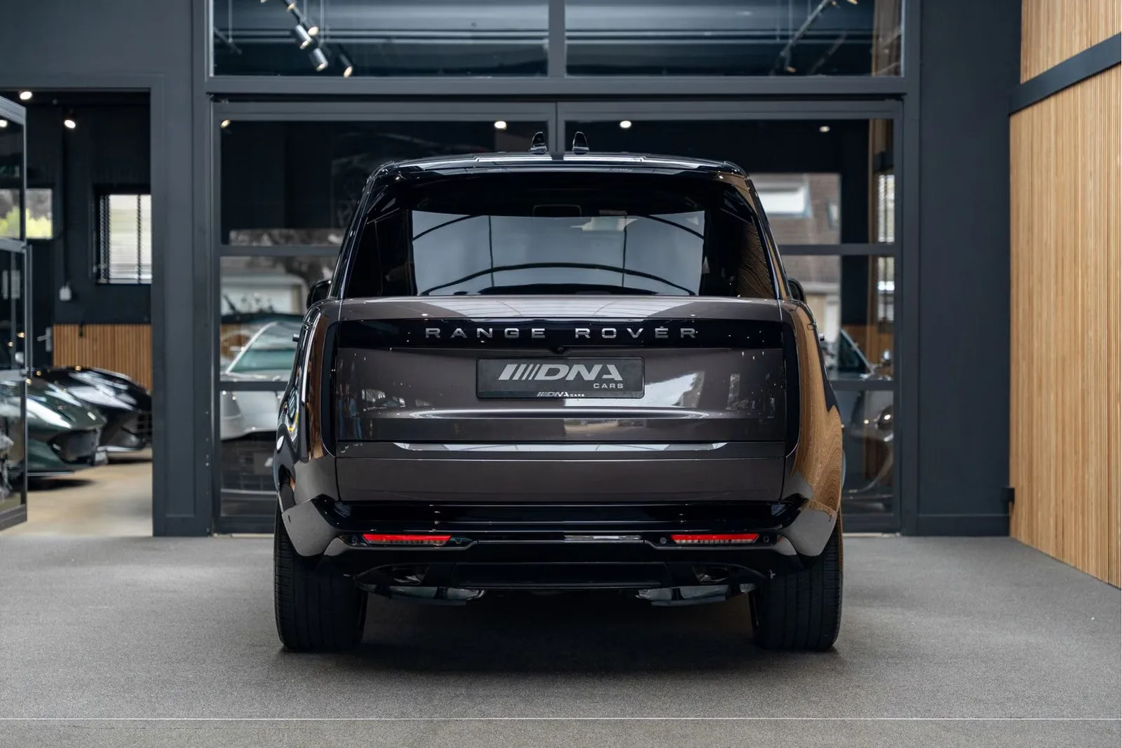 2026 Land Rover Range Rover P460e Autobiography LWB, 4/30