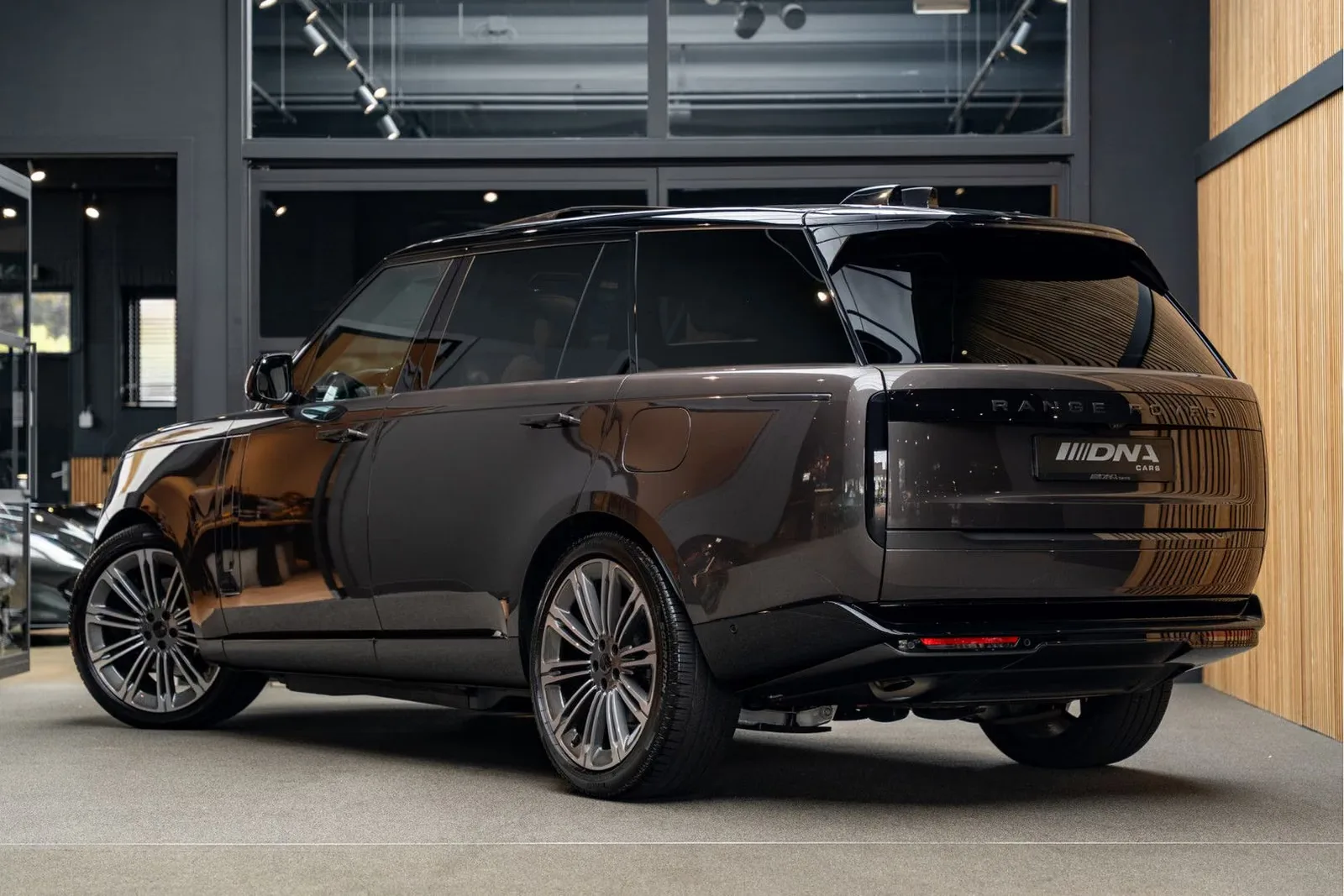 2026 Land Rover Range Rover P460e Autobiography LWB, 5/30