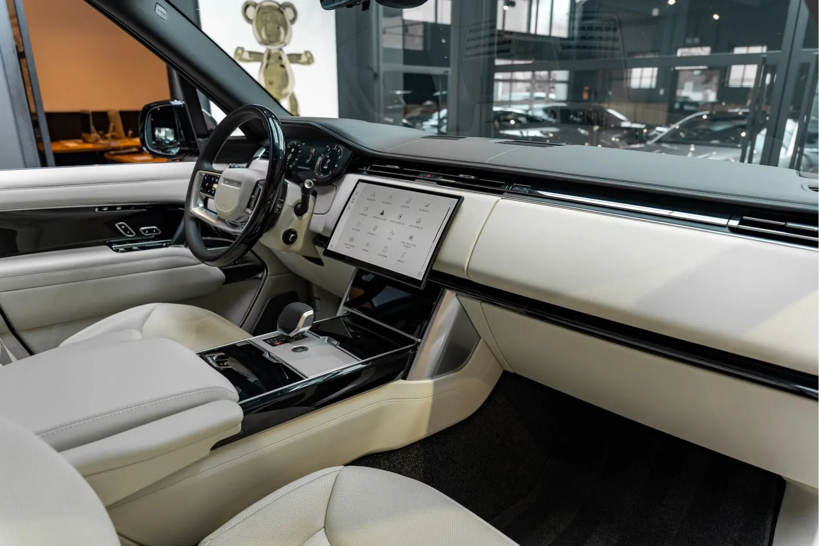 2026 Land Rover Range Rover P460e Autobiography LWB, 8/30