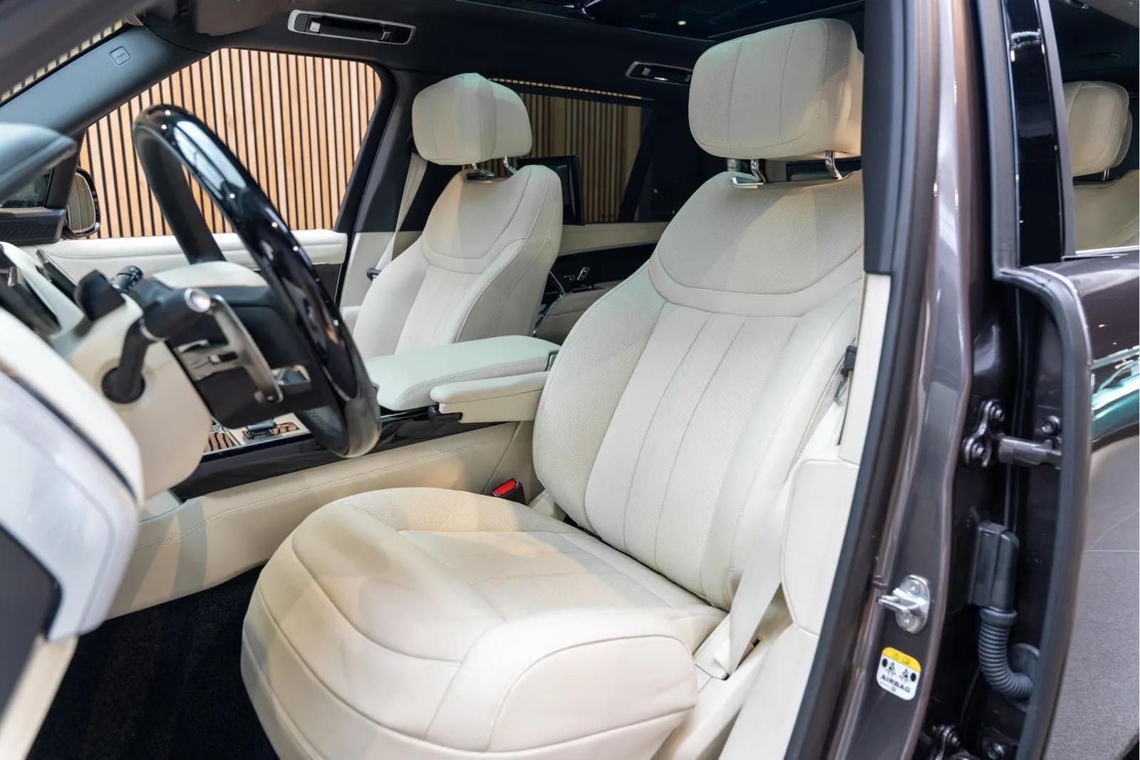 2026 Land Rover Range Rover P460e Autobiography LWB, 9/30