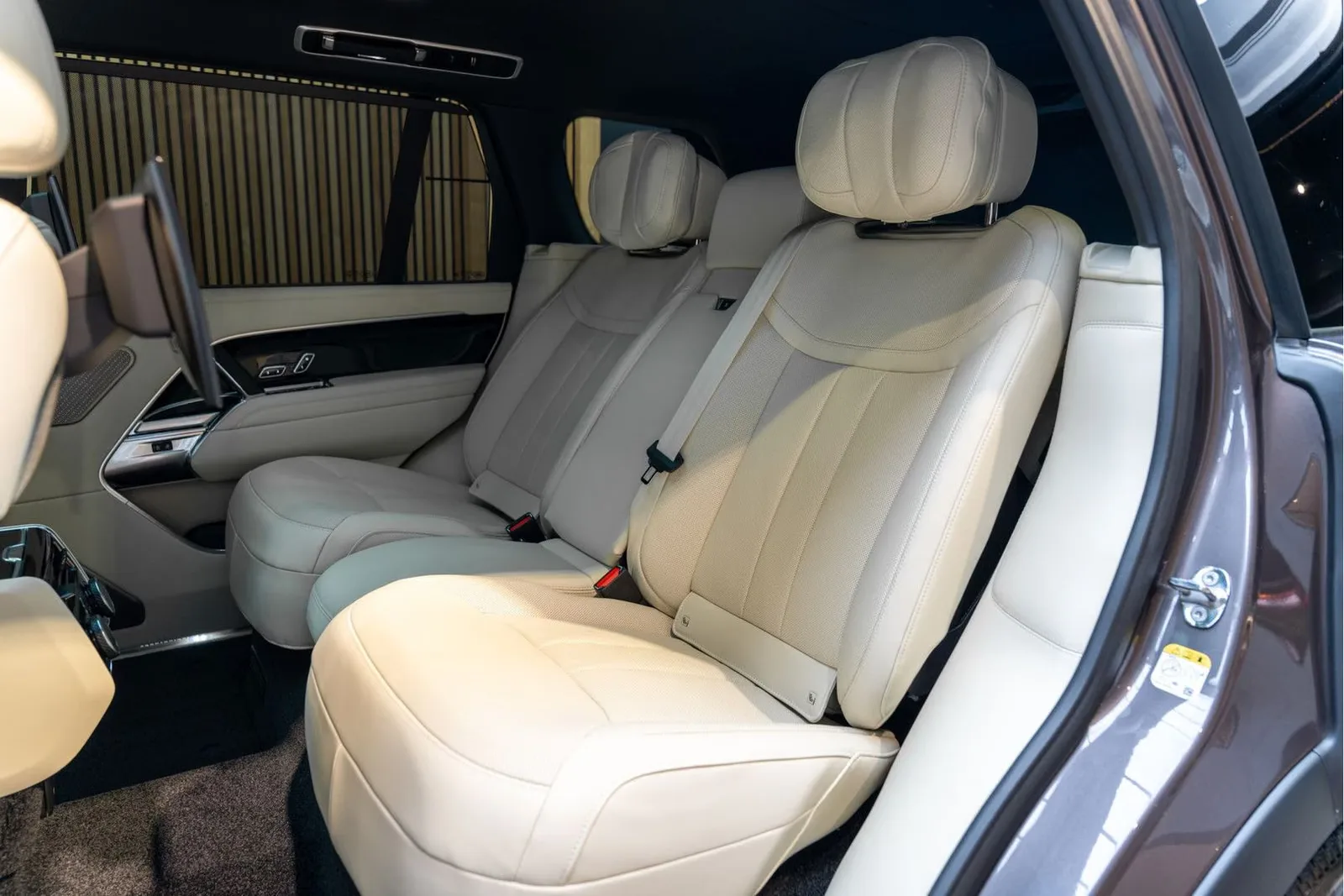 2026 Land Rover Range Rover P460e Autobiography LWB, 10/30