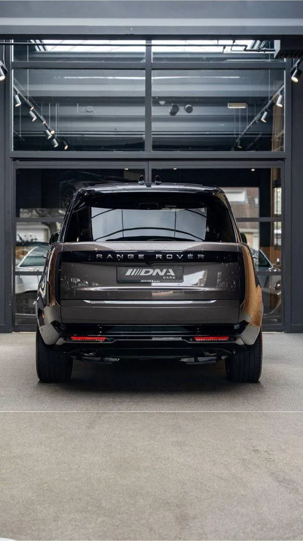 2026 Land Rover Range Rover P460e Autobiography LWB, 24/30