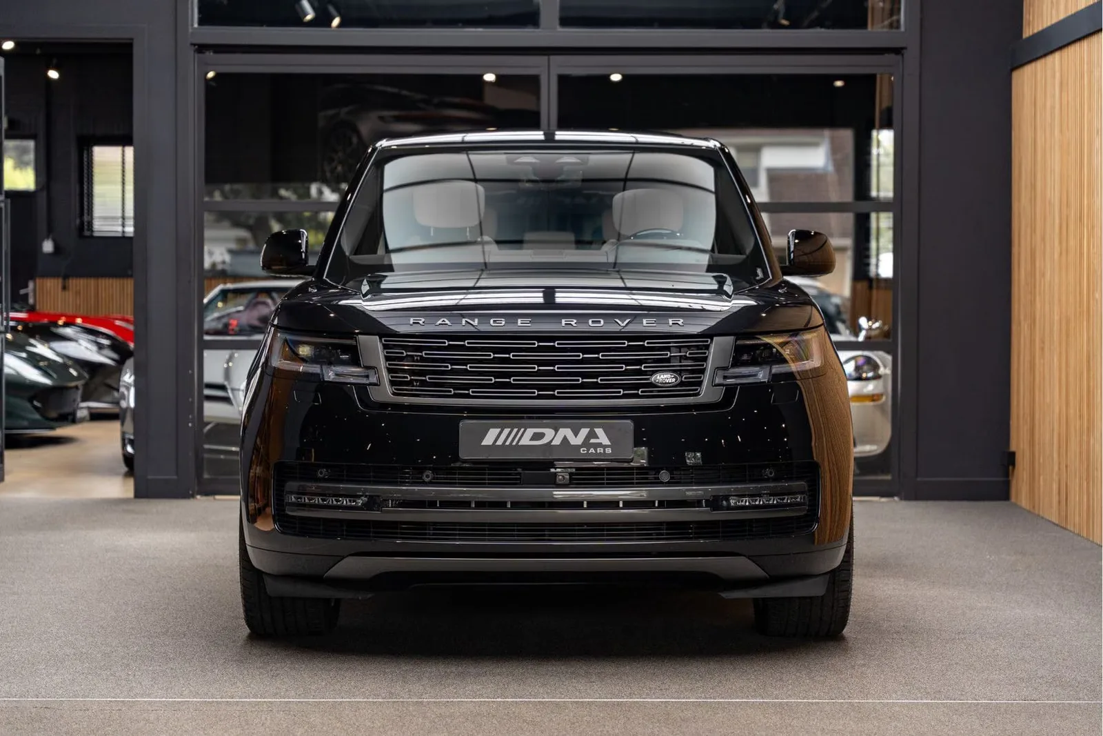 2026 Land Rover Range Rover P550e Autobiography, 2/30