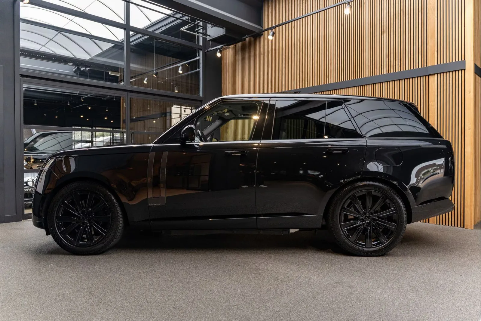 2026 Land Rover Range Rover P550e Autobiography, 3/30