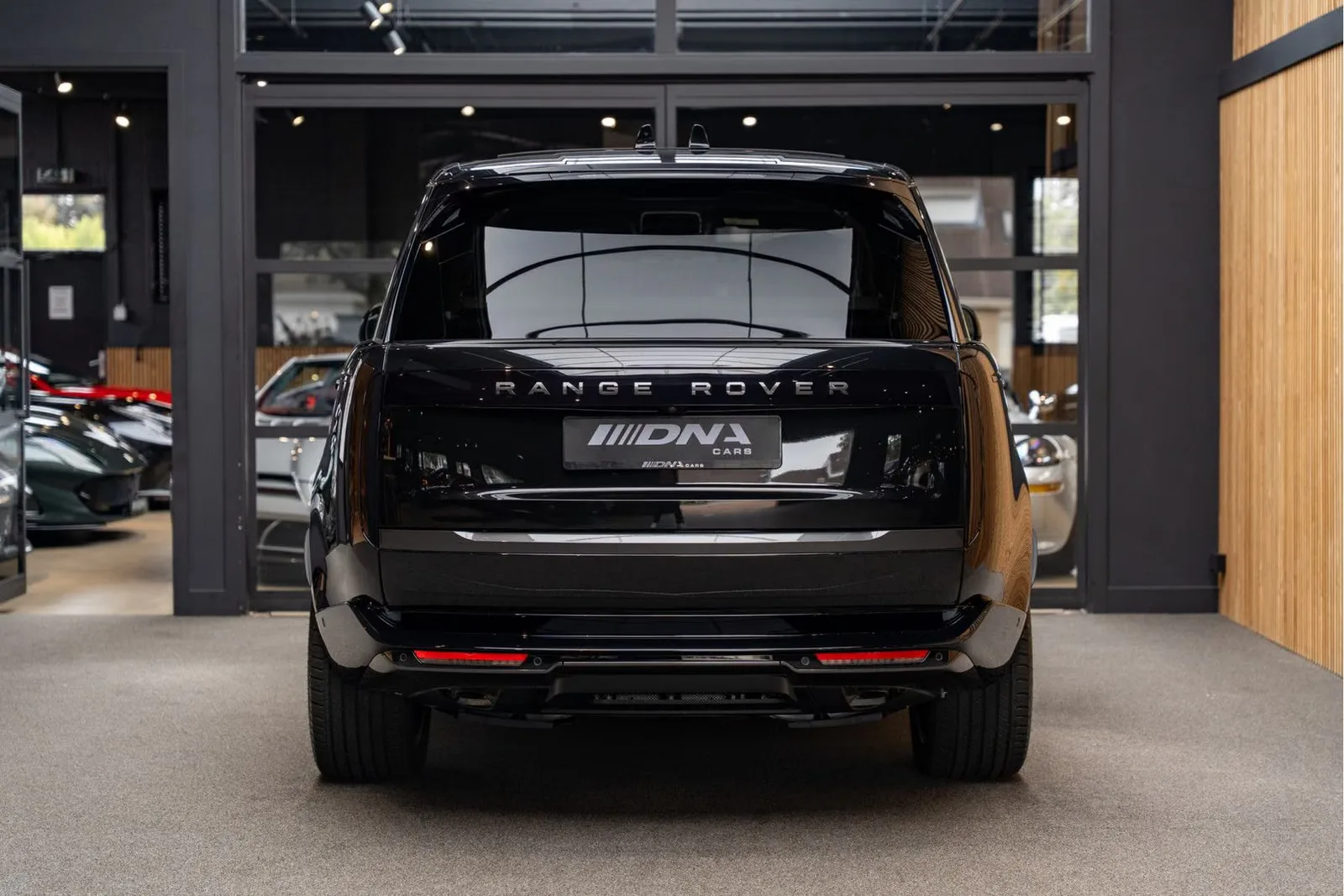 2026 Land Rover Range Rover P550e Autobiography, 4/30