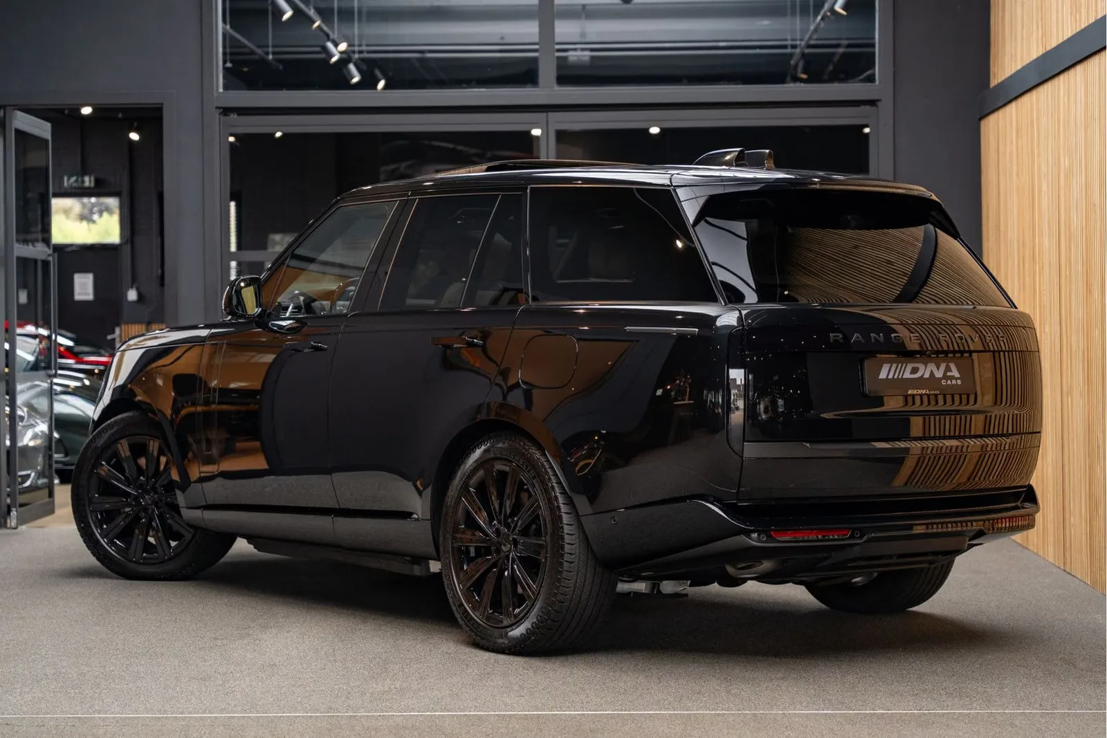 2026 Land Rover Range Rover P550e Autobiography, 5/30