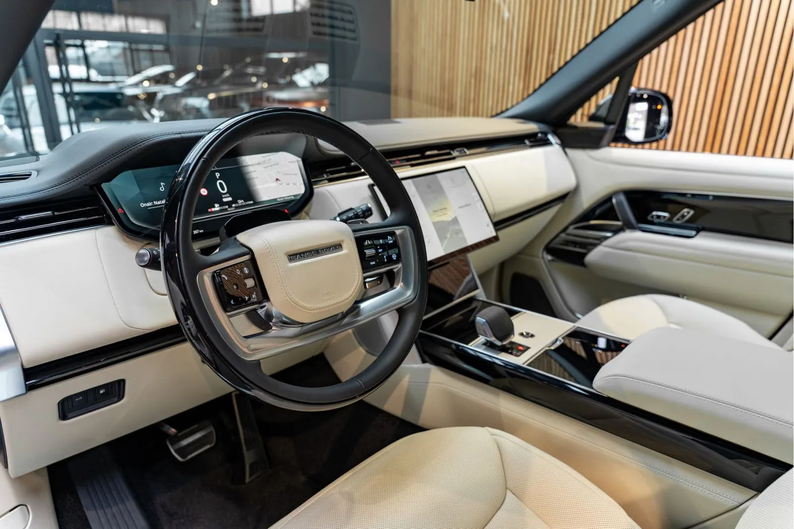 2026 Land Rover Range Rover P550e Autobiography, 6/30