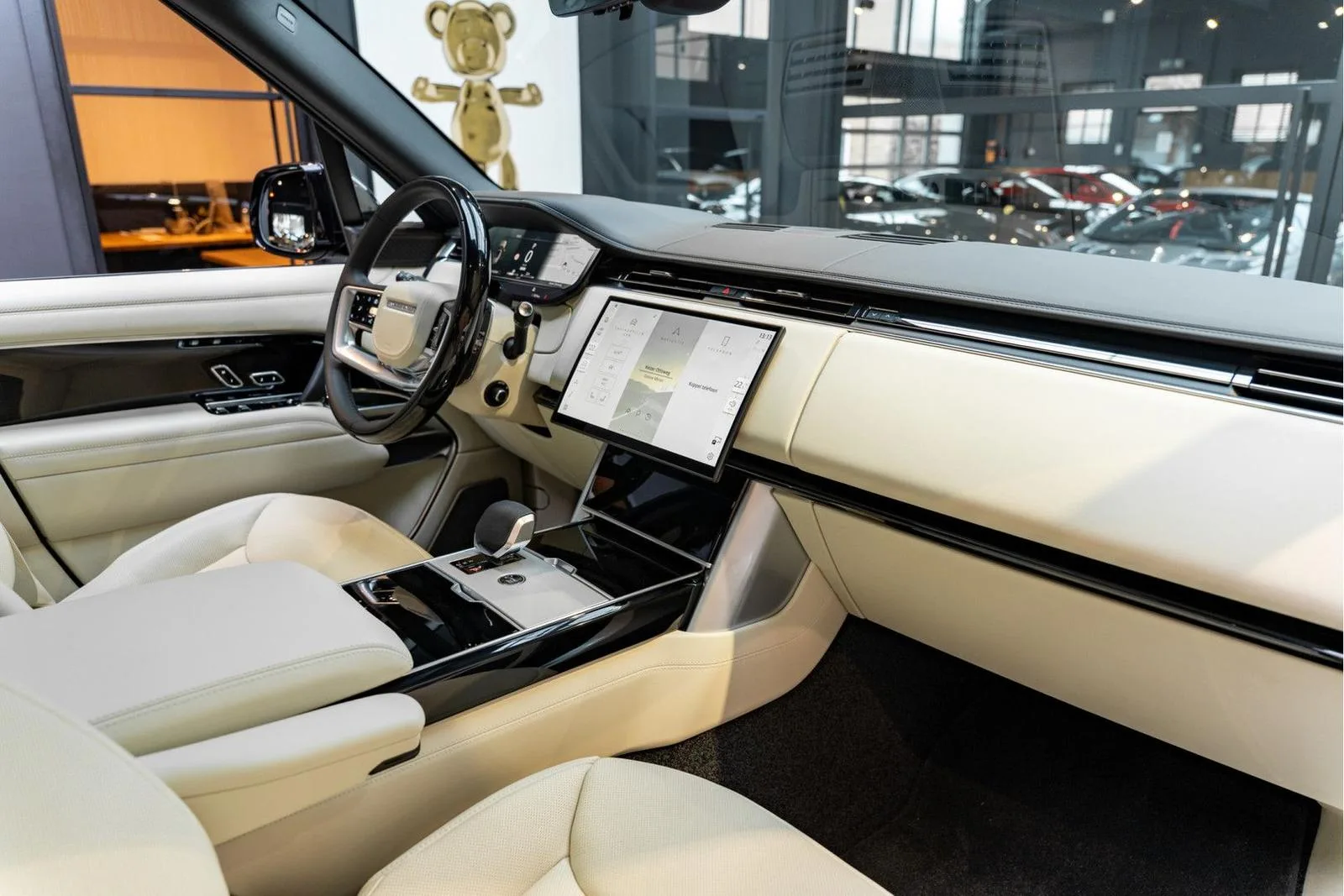 2026 Land Rover Range Rover P550e Autobiography, 8/30