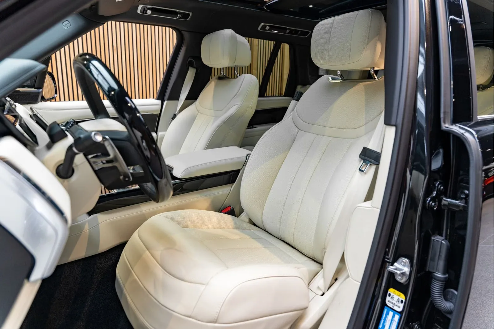 2026 Land Rover Range Rover P550e Autobiography, 9/30