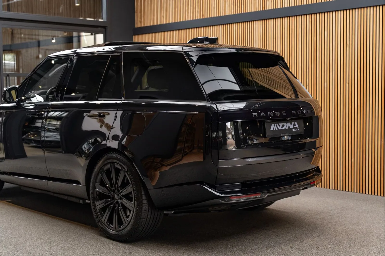 2026 Land Rover Range Rover P550e Autobiography, 12/30